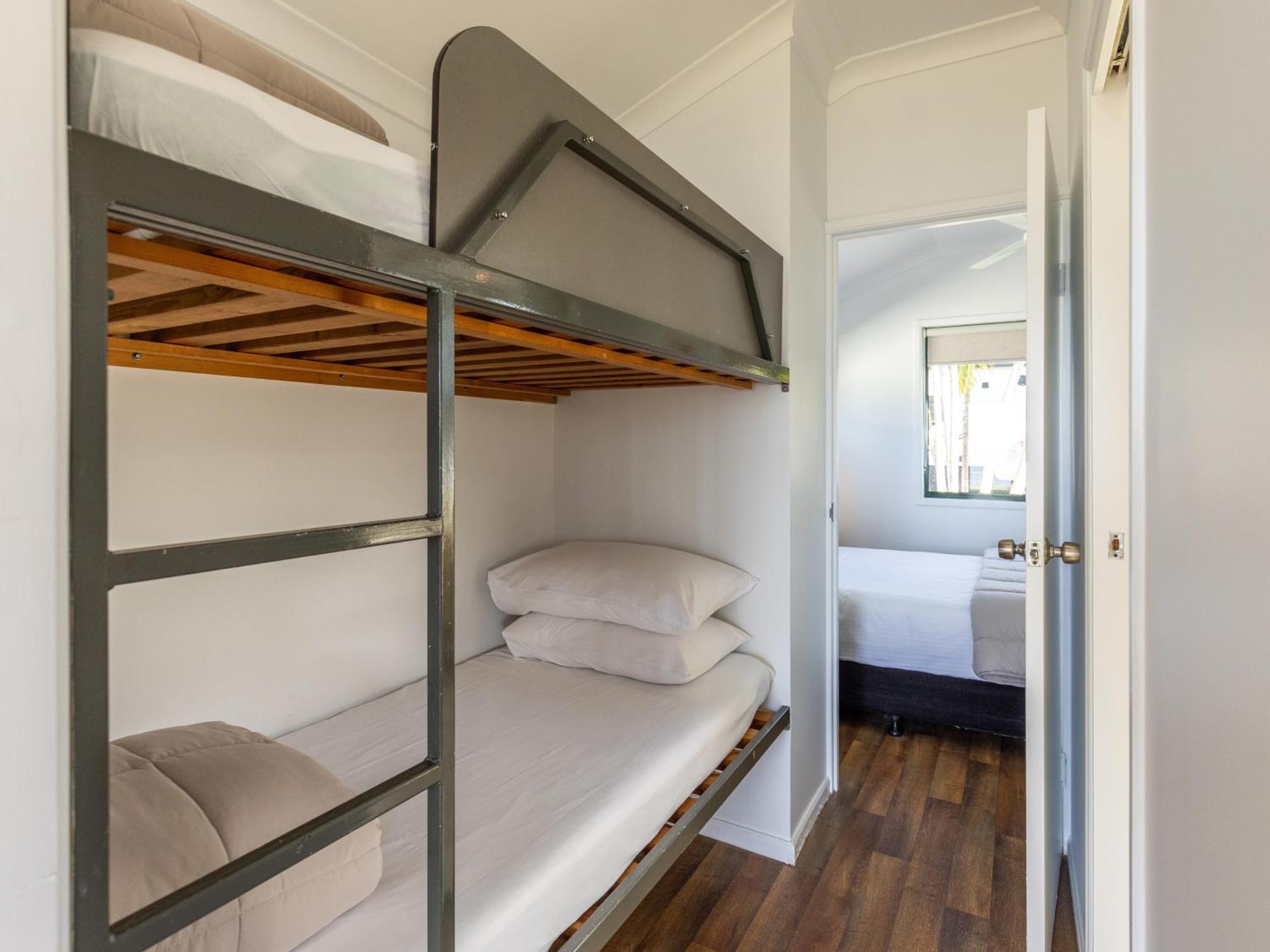 Nrma Bowen Beachfront Holiday Park Oda fotoğraf