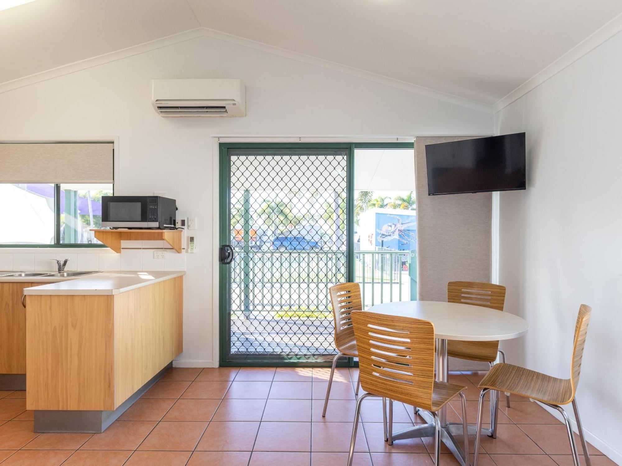 Nrma Bowen Beachfront Holiday Park Oda fotoğraf