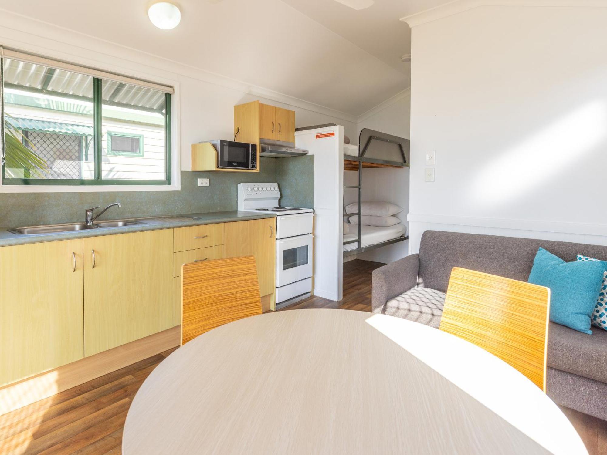 Nrma Bowen Beachfront Holiday Park Oda fotoğraf